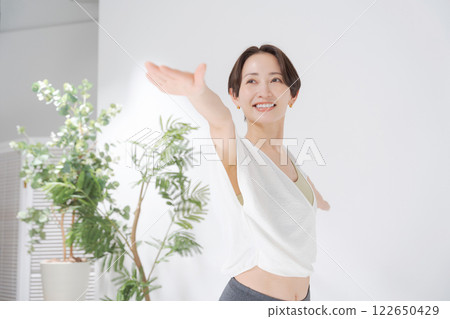 Women in their 30s who practice yoga 122650429