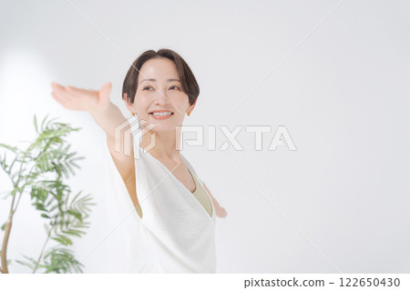 30多歲的女性練習瑜伽 122650430