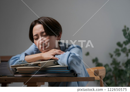 一個女人在工作中打瞌睡 122650575