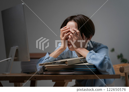 A woman snoozers at work 122650576