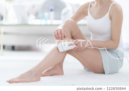 一名女子正在對腿部進行輕度除毛，但臉部沒有除毛 122650844