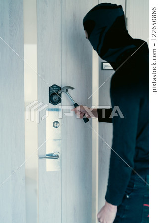 Burglar prying open the door 122650866