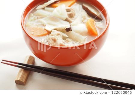 紅漆碗裡的味噌豬肉湯 紅漆碗裡的味噌豬肉湯 122650946