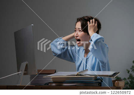 中年婦女抱著頭 中年婦女抱著頭 122650972