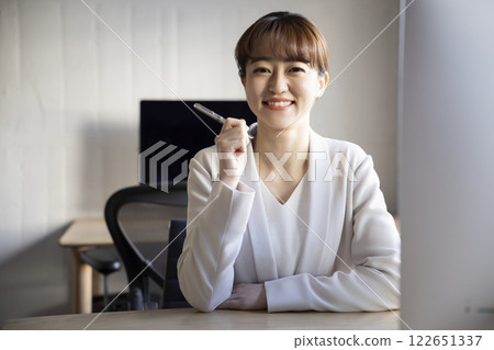 一位女士在電腦前工作 一位女士在電腦前工作 122651337