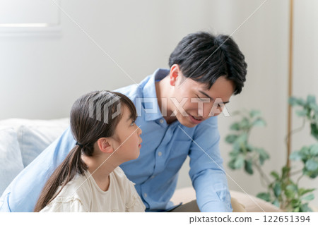 爸爸和他 9 歲的女兒 122651394