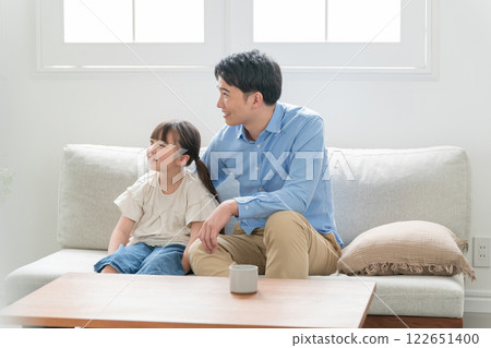 爸爸和他 9 歲的女兒 122651400