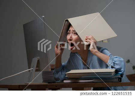 Shocked woman looking at computer 122651535