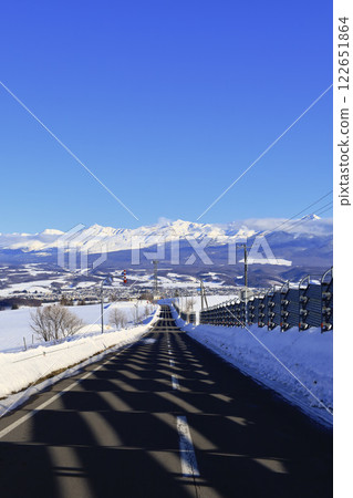 從北海道上富良野縣千房嶺俯瞰上富良野市中心的冬季景色 122651864