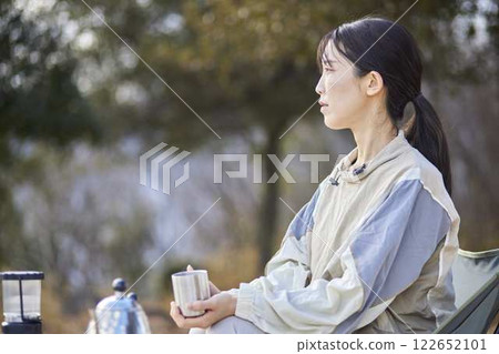 日本女性在冬季山區享受戶外活動 122652101