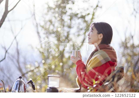日本女性在冬日山區享受戶外活動、喝咖啡 122652122