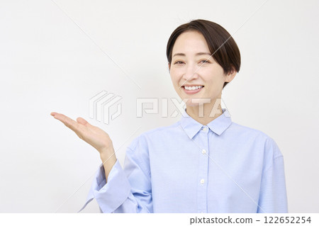 女人用手掌指向左邊，白色背景 122652254