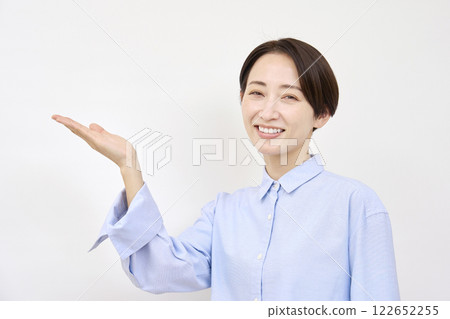 女人用手掌指向左邊，白色背景 122652255