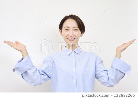 一個女人用她的手掌，白色背景向左指著和向右指著 122652260