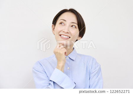 Imagining woman white background Imagining woman white background 122652271