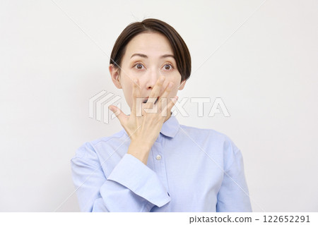 驚訝的女人，白色背景，看著相機 122652291
