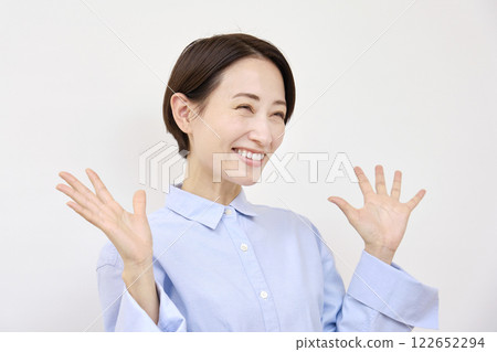 驚訝的女人微笑著，白色背景，面向右邊 122652294