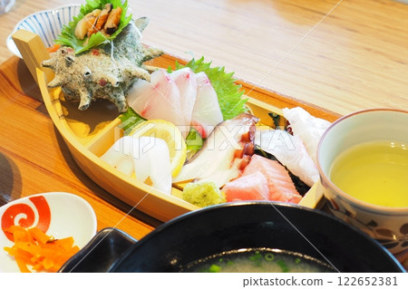 長崎縣平戶的豪華生魚片套餐 長崎縣平戶的豪華生魚片套餐 122652381