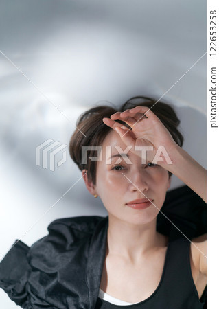 身穿黑色服裝的女模特 122653258