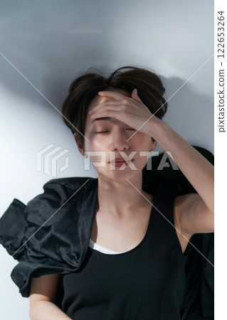 身穿黑色服裝的女模特 122653264