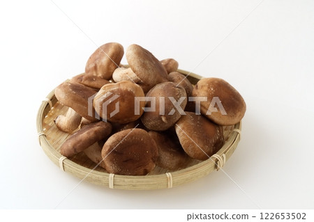 Shiitake mushrooms arranged softly in a colander - 3:2 122653502