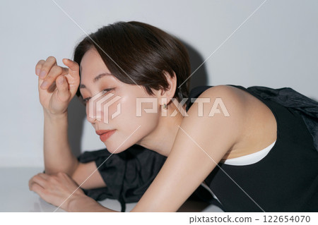 Female model in black outfit 122654070
