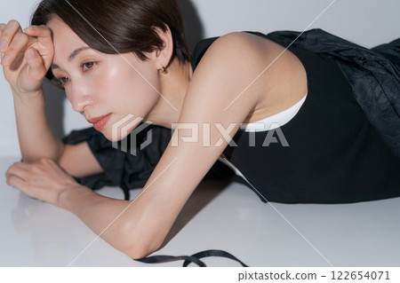 Female model in black outfit 122654071