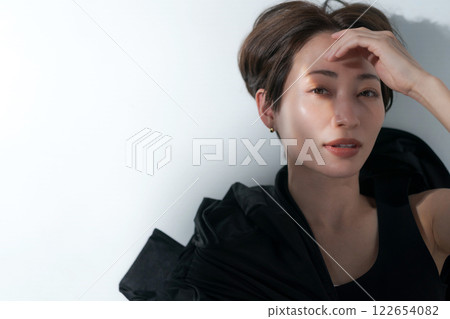 身穿黑色服裝的女模特 身穿黑色服裝的女模特 122654082