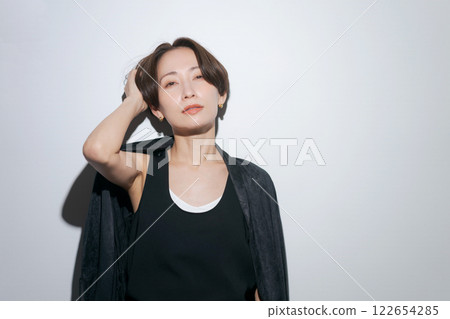 A woman who brushes her hair A woman who brushes her hair 122654285