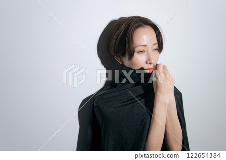 Female model in black clothes 122654384