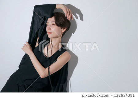 身穿黑色服裝的酷女模特 身穿黑色服裝的酷女模特 122654391