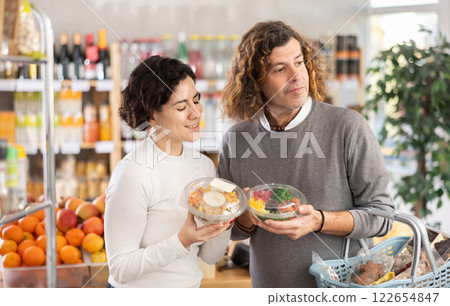 Couple chooses a cooked salad in a package 122654847