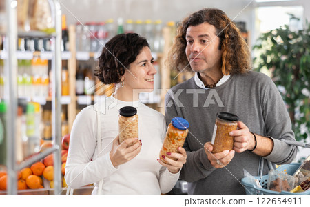 Husband and wife choose beans Husband and wife choose beans 122654911