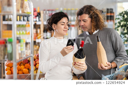Husband and wife scanning wine 122654924