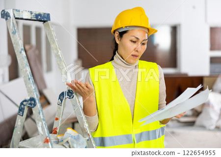 Woman builder checking project documentation 122654955
