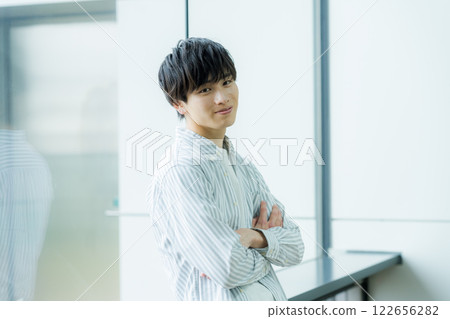 Young men's portrait 122656282
