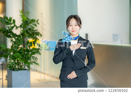 接待處的一位年輕女士 接待處的一位年輕女士 122656502