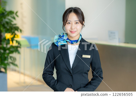 接待處的一位年輕女士 122656505