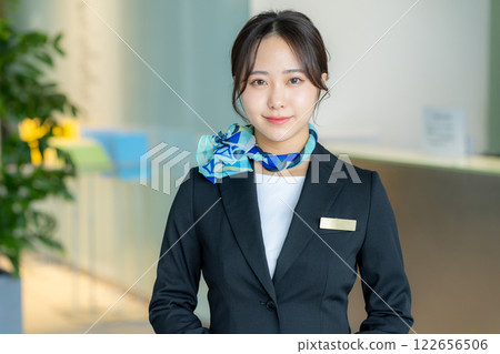 接待處的一位年輕女士 122656506