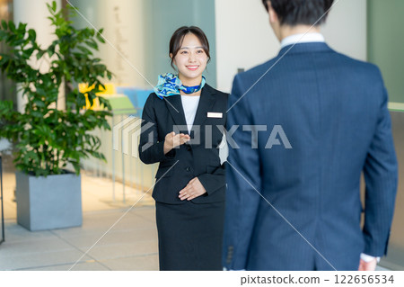 接待處的一位年輕女士 122656534