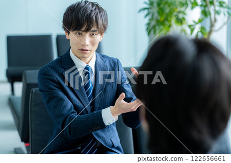 商人在辦公室有業務洽談 122656661