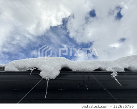 屋頂上的冰柱和雪 122656786