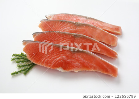 銀鮭魚，4 片，白色背景 122656799