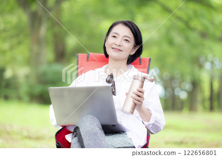 工作假期:在公園工作的中年婦女 工作假期:在公園工作的中年婦女 122656801