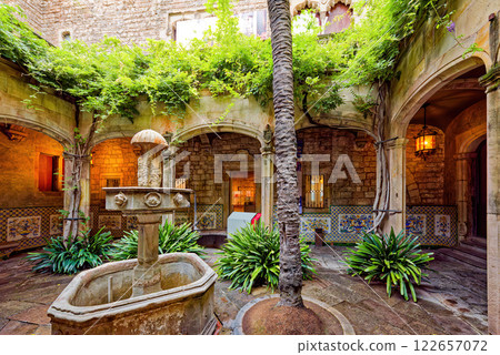 Inner courtyard of the Cathedral of the Holy Cross. 122657072