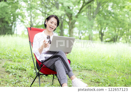 工作假期：在公園工作的中年婦女 122657123