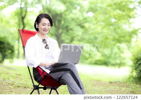 工作假期：在公園工作的中年婦女 122657124