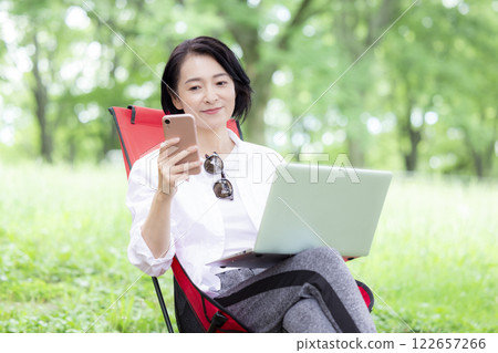 工作假期：在公園工作的中年婦女 122657266