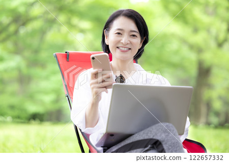 工作假期:在公園工作的中年婦女 工作假期:在公園工作的中年婦女 122657332