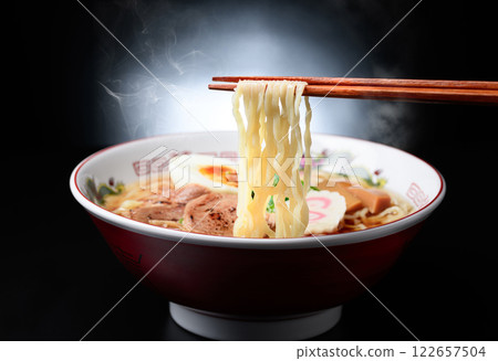 黑色背景中的熱拉麵（醬油拉麵） 122657504
